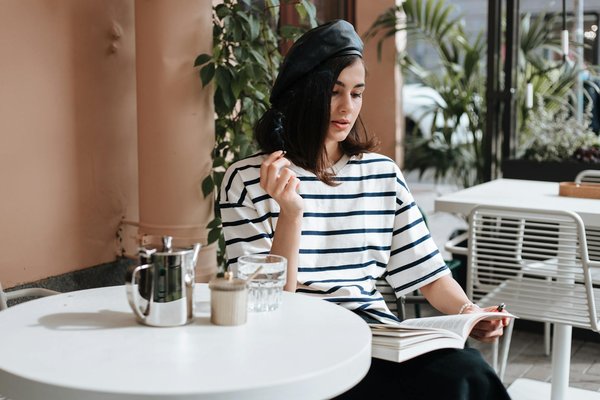 Bol de petit-déjeuner sain sur une table en bois